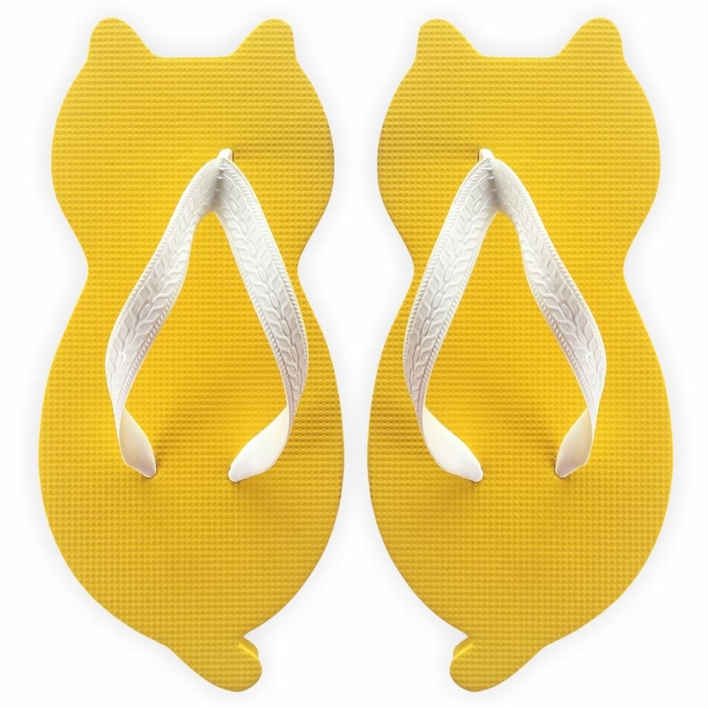 chinelo de gatinho amarelo com formato de gato