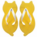 chinelo de gatinho amarelo com formato de gato