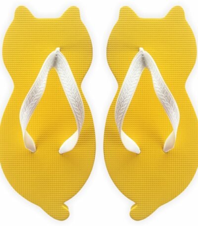 chinelo de gatinho amarelo com formato de gato