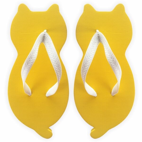 chinelo de gatinho amarelo com formato de gato