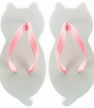 chinelo de gatinho branco com formato de gato
