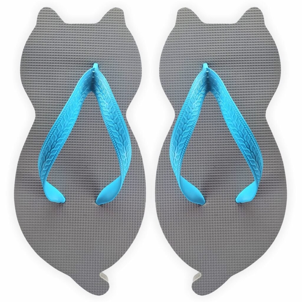 chinelo de gatinho cinza com formato de gato