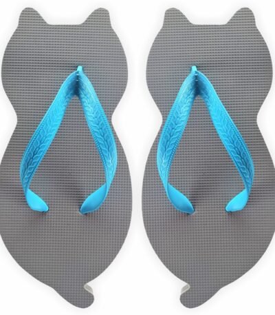 chinelo de gatinho cinza com formato de gato