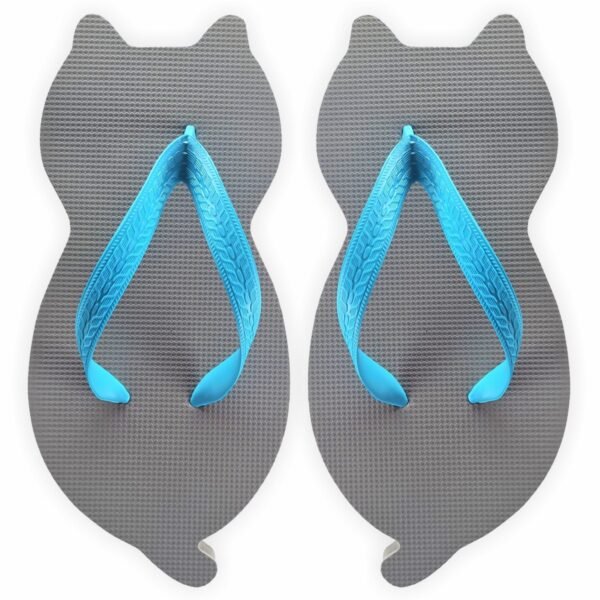 chinelo de gatinho cinza com formato de gato