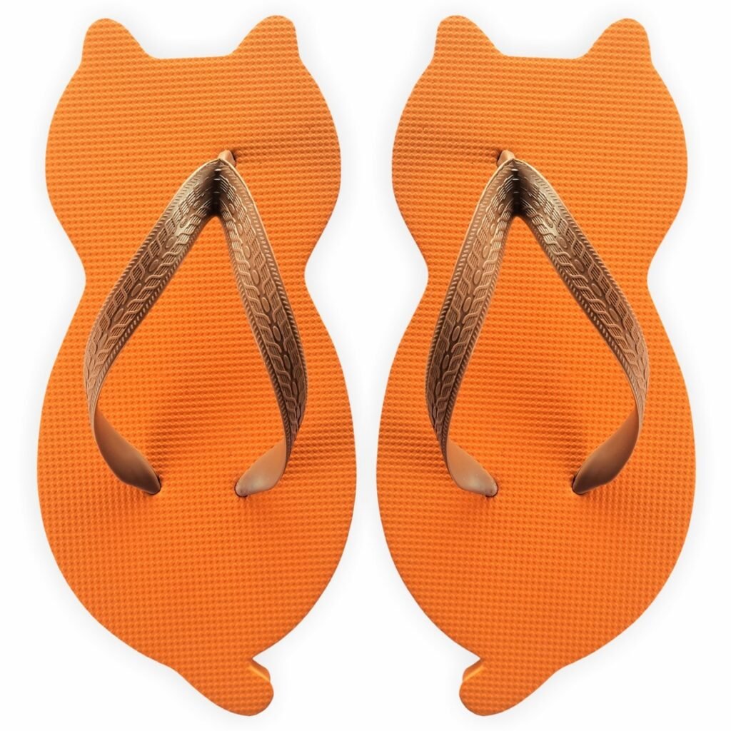 chinelo de gatinho laranja com formato de gato