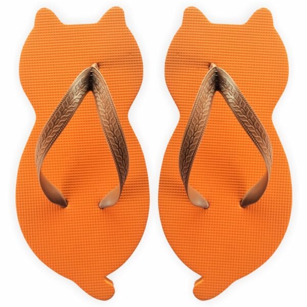 chinelo de gatinho laranja com formato de gato