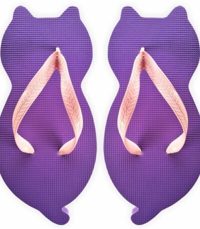 chinelo de gatinho lilás com formato de gato