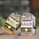 Mini Máquina de Moedas Caça-Níquel Jackpot