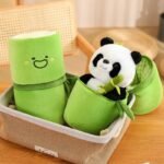 Urso Panda de Pelúcia com Bambu