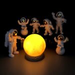 Kit 3 Astronautas de Luxo com Luminária Lua de Led
