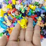 Kit 144 Pokemons + 50 Adesivos Coleção Completa Miniaturas e Bolsa Bag